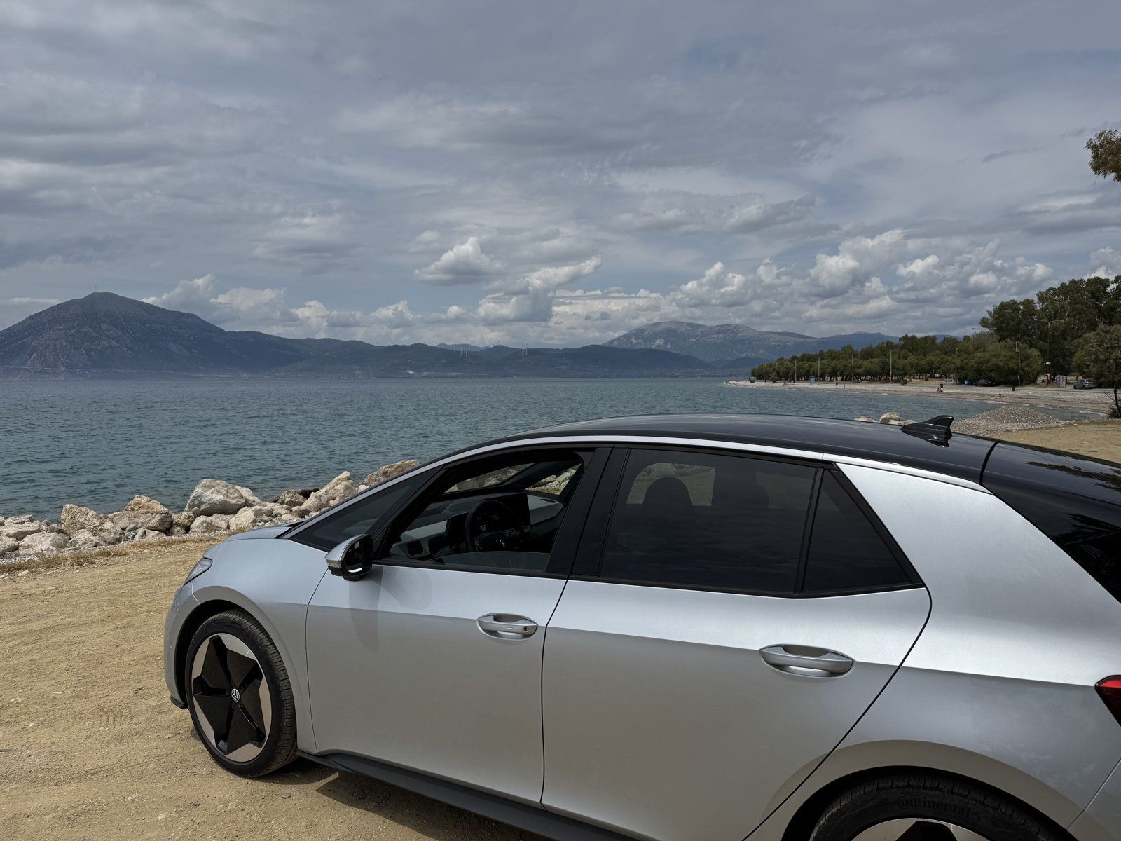 Der VW ID.3 am Strand bei Patras