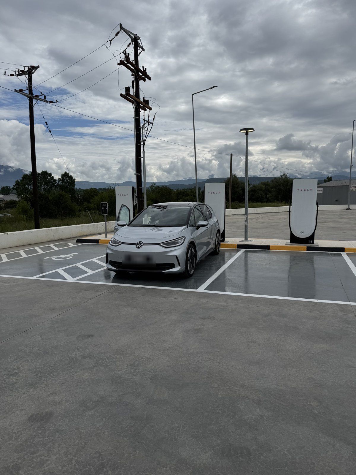 Der VW ID.3 am neuen Tesla Supercharger in Ioannina